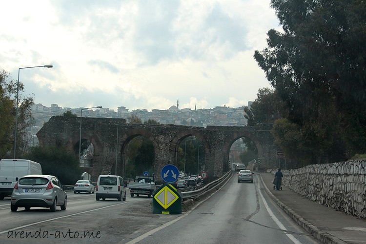 Древний акведук в Измире Древний акведук в Измире